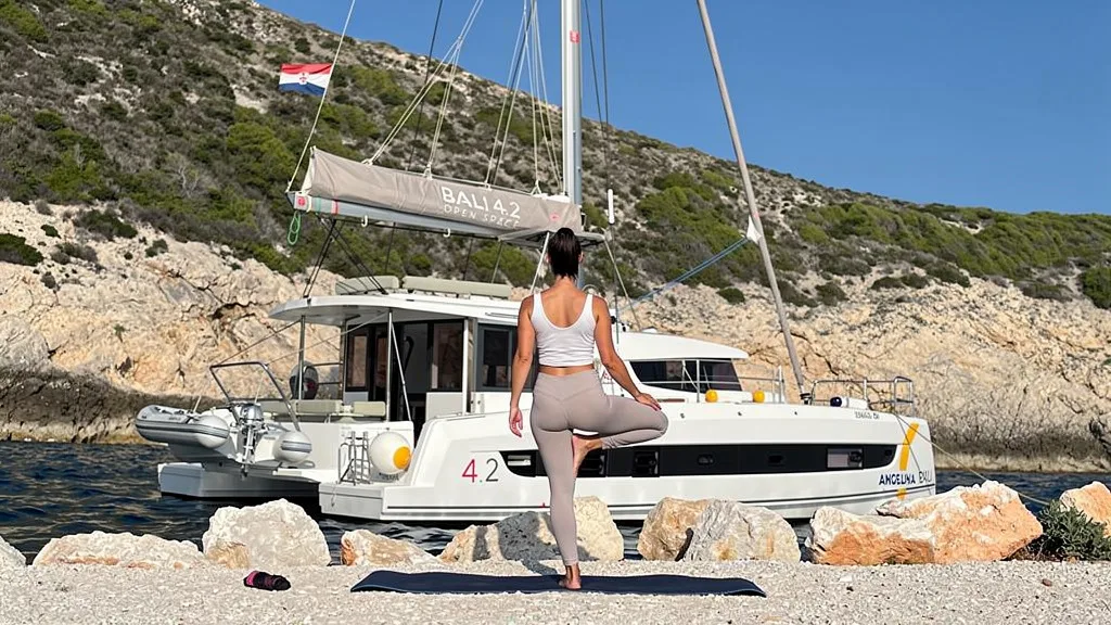 Yoga und Katamaran in einer kroatischen Bucht